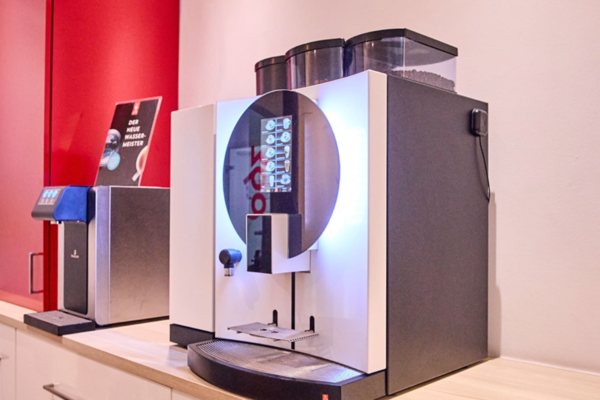 Kaffeevollautomaten und Wasserspender